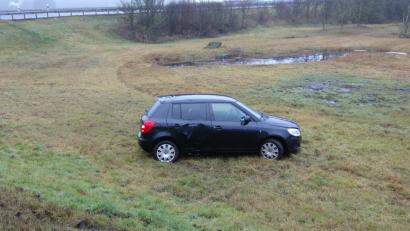 Bild: Peter Nickl
Eine junge Frau landet am Donnerstagvormittag mit ihrem Auto neben der Autobahn.