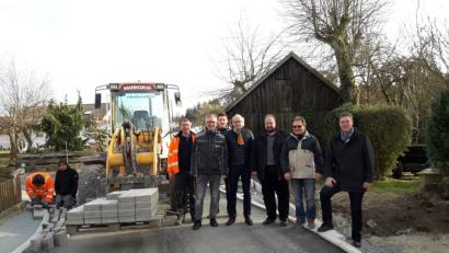 Bild: ibj
Sichtlich zufrieden sind mit dem Ablauf der Baumaßnahmen (von links) Polier Stefan Veigl, Bauleiter Michael Feith, Bauleitungsassistent Dominik Schultes, Bürgermeister Bernhard Lindner, Udo Hartmann (Ing.-Büro Renner und Hartmann Consult), Ortssprecher Alfons Lingl und Dipl.-Ing. Reinhold Standecker (Ing.-Büro Renner und Hartmann Consult).