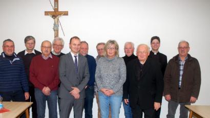 Bild: fjo
Daniel Bronold (Fünfter von links) aus Tännesberg ist neuer Geschäftsführer. Pfarrer Gerhard Schmidt (Dritter von links) und Kassier Franz Kaas (Mitte) informieren über die Arbeit der Caritas.