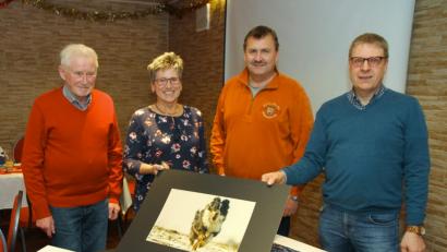 Bild: nm
Technischer Leiter Manfred Bock (rechts) gratuliert Franz Kramlinger, Herta Schell und Markus Müller (von links). Die drei haben sowohl bei den Digitalaufnahmen als auch bei den Abzügen die besten Bilder beim Fotoklub eingereicht.