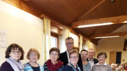 Bild: u
Bei der Jahresabschlussfeier des Seniorentreffs gibt es viel Lob für das Leitungsteam und einen 300-Euro-Scheck für die Vereinskasse (von links): Hildegard Siegert, Seniorenbeauftragte Gertrud Langhammer, Anni Regler, Bürgermeister Hermann Falk, Maria Ott, Marianne Wild, Stadtrat Rudi Wild und Maria Fruth.