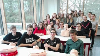 Bild: exb
Die Schüler der Klasse 10b üben an den Mini-Anne-Puppen die Herz-Druck-Massage .