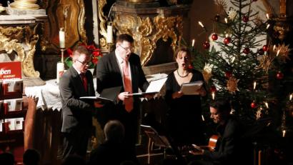 Bild: njn
(von links) Johannes Dostler, Holger Popp, Stefanie Rüger und Jörg Oppitz stimmten mit "Stille Nacht, heilige Nacht" auf das Konzert ein.