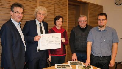 Bild: Landratsamt Tirschenreuth/exb
Insgesamt 2000 Euro haben die Mitarbeiter des Landratsamt gesammelt. Von links: Pressesprecher Walter Brucker, Landrat Wolfgang Lippert, Kreisfachberaterin Manuela Pappenberger, Heribert Hasenfürter und Martin Weiß von der Tiefbauverwaltung.