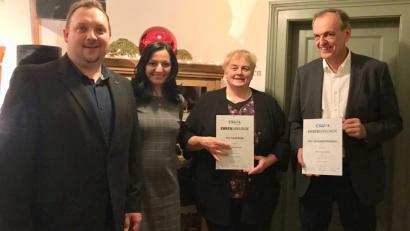 Bild: exb
Mit den Jubilaren Angela Burger (Zweite von rechts) und Gerhard Schmelzer (rechts) freuen sich von links CSU-Ortsvorsitzender Mario Rabenbauer und die designierte Bürgermeisterkandidatin Margit Bayer.