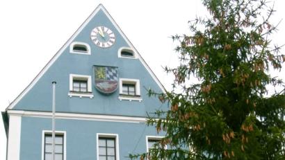 Bild: rn
Der Jahreszeit entsprechend gilt auch für das Rathaus noch die Weihnachtsbotschaft "Macht hoch die Tür, das Tor macht weit". Ab 2. Januar 2019 sind die Türen mittwochs ab 12 Uhr geschlossen.