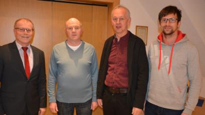 Bild: jr
Bürgermeister Max Bindl mit dem Behindertenbeauftragten Richard Eckstein, dem Seniorenbeauftragten Konrad Härtl und dem Jugendbeauftragten Wolfgang Pötzl (von links).
