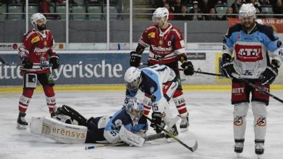 Bild: gb
Goalie Daniel Filimonow hat die Scheibe, Verteidiger Valentin Bäumler sichert mit ab, Kapitän Ralf Herbst (rechts) kann aufatmen: Die Blue Devils gewannen am zweiten Weihnachtsfeiertag das Oberpfalzderby beim EV Regensburg mit 3:2 nach Verlängerung. Am Wochenende treffen die Weidener zwei Mal auf Tabellennachbar Höchstadter EC.