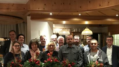 Bild: fpoz
Verdiente Mitarbeiter ehrt die Firma Schmelzer bei der Weihnachtsfeier. Im Bild von links Geschäftsführer Gerhard Schmelzer, Kerstin Wührl, Peter Schmelzer, Renate Russ, Michael Geiger, Sabrina Pirner, Gerhard Kraus, Friedrich Schaller, Markus Beer, Markus Greger, Enrico Becker, Wolfgang Hohlstein, Geschäftsführer Helmut Keck.