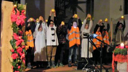 Bild: exb
Das Bild zeigt die Klasse 3 b bei ihrem Lichtertanz. Jede Grundschulklasse hatte einen anderen Programmpunkt für die Weihnachtsaufführung in der evangelischen Kirche einstudiert.