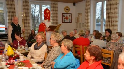 Bild: dob
Christus geht auch am Heiligabend durch die Krankenhäuser. Für die Kranken scheint an Weihnachten ein Licht, aus dem sie Kraft schöpfen können. In der Krebsselbsthilfegruppe von Lotte Hofmann zog am vierten Adventssonntag im Rotkreuzhaus Ruhe und Besinnlichkeit ein. Der Nikolaus brachte Geschenke.