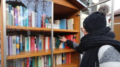 Bild: Gerhard Götz
Wer Lesefutter braucht, kann im Bücherschrank auf dem Marktplatz stöbern.