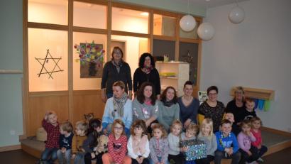 Bild: bnr
Mit einem Paket voll Märchenfiguren überraschte der Elternbeirat der Grundschule die Kinder vom Landkindergarten.