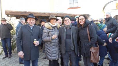 Bild: jow
Gratulationscour zum 60. Geburtstag (von links): Kirchenpfleger und Zweiter Bürgermeister Franz Weiß, die Lintacher Pfarrgemeinderatssprecherin Waltraud Glöckner, der Jubilar Pfarrvikar Robert Kratzer und die Wutschdorfer Pfarrgemeinderatssprecherin Johanna Köbler.