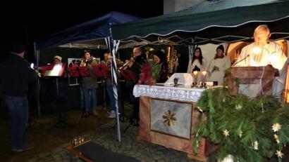 Bild: mng
Monsignore Karl Wohlgut (rechts) zelebrierte den Gottesdienst der 20. Hessenreuther Waldweihnacht vor der Filialkirche. Für die sehr schöne musikalische Gestaltung sorgte die Stadtkapelle Eschenbach unter der Leitung von Thomas Murr.