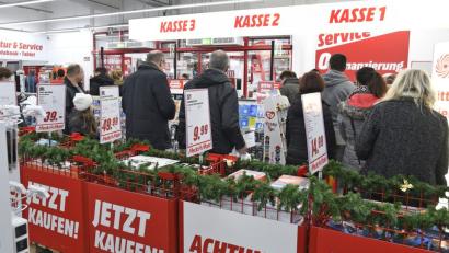 Bild: Petra Hartl
„Jetzt kaufen“: Der Elektromarkt in der Regensburger Straße lockt am Donnerstagvormittag zusätzlich mit einer Rabattaktion. Mit Erfolg. Die Verkäufer haben alle Hände voll zu tun.