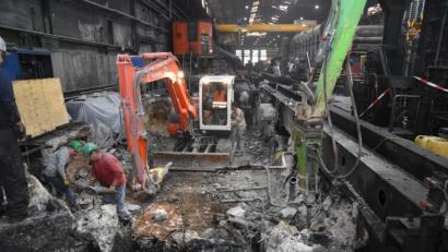 Bild: exb
Mit Baggern und Presslufthämmern wird der alte, schadhafte Beton abgebrochen, dann kommt ein neues Fundament unter die Stoßbank.