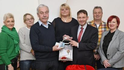 Bild: Petra Hartl
Gerd Donhauser übergibt den Erlös der Weihnachtstombola der Marktkaufleute an Bürgermeister Jens Meyer. Die Aktion unterstützen (hinten von links) Claudia Heindl, Nadja Rothballer, Gertrud Wittmann (Eventmanagerin der Stadt Weiden), Johannes Heindl und Daniela Margraf von der Arbeitsgemeinschaft Christkindlmarkt der Marktkaufleute.