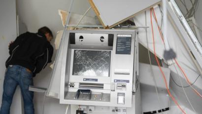 Bild: Arne Dedert/dpa
Ein gesprengter Geldautomat in Rodgau in Hessen.