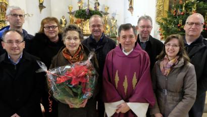 Bild: le
Ein Abschied und ein Willkommen für die Mitglieder der Kirchenverwaltung: Vorne, von links: Stefan Sailer, Dagmar Beuthner, Pfarrer Max Früchtl, Elisabeth Lehner. Hinten, von links: Karl Kraus, Angelika Sellmeyer, Josef Rosner, Harald Bäumler und Markus Wall.