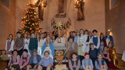 Bild: gi
Die Ministranten führen am Heiligen Abend in der Pfarrkirche ein Krippenspiel auf.