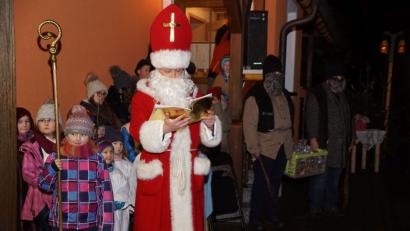 Bild: bkr
Das Leben der Feuerwehr und Dorfgemeinschaft beleuchtet Nikolaus. Viele kleine Ereignisse ruft er in Erinnerung.