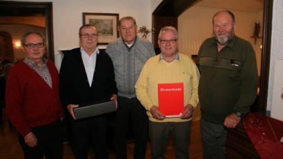 Bild: wro
In den Mittelpunkt der Jahresabschlussfeier rückt die Übergabe der Auszeichnungen. Im Bild (von links) stellvertretender Vorsitzender Erich Hader, Günter Weber, Hans Thoma, Manfred Würstl und Kreisvorsitzender Karlheinz Zandt.