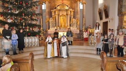 Bild: ak
Buben und Mädchen aus Kulmain gestalten die Kindermette an Heiligabend.