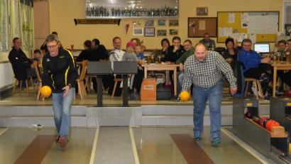 Bild: ral
Mit dem ersten Schub eröffnen der Vorsitzende des SKC Schmidgaden, Gerhard Müller (links) und Schirmherr Thomas Wilhelm (rechts) das 39. Gemeindekegelpokalturnier.