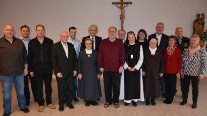 Bild: jr
Eine große Anzahl von Glückwünschen erhielt der Konnersreuther Pfarrseelsorger Pater Benedikt Leitmayr. Im Bild (von links) Pfarrgemeinderatsvorsitzender Richard Härtl, Kirchenchorleiter Matthias Schraml, Kirchenpfleger Otto Hofmann, Pater Friedhelm Czinczoll, Andreas Malzer, Schwester Antonia, Landrat Wolfgang Lippert, Pater Benedikt Leitmayr, Bürgermeister Max Bindl, Äbtissin Laetitia Fech, Kinderhausleiterin Imke Steinert, Schwester Oberin Hedwigis (Kloster Theresianum), Robert Kutzer, Pfarrsekretärin Gudrun Schiml, Andreas Leitmayr, der Bruder des Jubilars, und Elisabeth Kien (KAB).