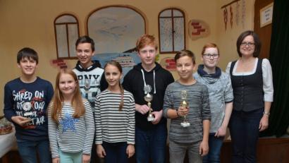 Bild: dob
Jugendleiterin Michaela Haubner (rechts) zeigt viel Fingerspitzengefühl wenn es um die Ausbildung des Nachwuchses bei den "Edelweiß"-Schützen geht. Alexander Ram aus Zieglmühle (Dritter von rechts) war der beste Nachwuchsschütze.