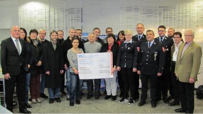 Bild: sei
Filialleiter Theodor Körner (links) übergibt in der Manteler Filiale der Volksbank-Raiffeisenbank Nordoberpfalz an Vereine und Organisationen aus Mantel, Etzenricht und Neunkirchen Spenden von insgesamt 5850 Euro.