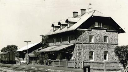 Bild: Richard Haider
Der Prellbock im Bahnhof Schnaittenbach (links) war Endstation der Träume für einen Weiterbau nach Wernberg.