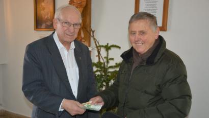 Bild: jr
Organisator Toni Krämer (rechts) überreicht an Kapplpfarrer Pater Friedhelm Czinczoll eine Spende in Höhe von 250 Euro.