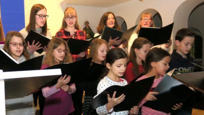 Bild: Hirsch
Der Kinderchor des Sängerbundes nahm die Zuhörer mit auf die Reise ins Winterwunderland.