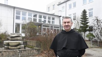 Bild: Petra Hartl
Pater Sigmund wird die Bewohner des Hospiz St. Felix seelsorgerlich betreuen. Nach der Einweihung am 1. Februar nimmt die Einrichtung im ehemaligen Krankenhaus am 11. Februar den Betrieb auf.