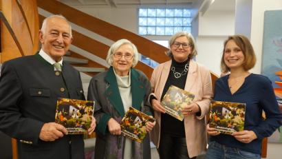 Bild: exb
Vorstellung der Broschüre „Marktredwitzer Krippengeschichten“: Im Bild von links dritter Bürgermeister Heinz Dreher, Renate Dick (Autorin der "Krippengeschichten"), Stadtarchivarin Edith Kalbskopf und Carolin Gruber (KB Medien GmbH & Co. KG).