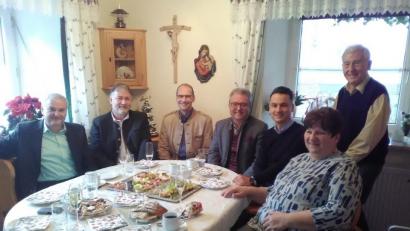 Bild: ld
Zahlreiche Gratulantenten überbrachten Christa Söllner zum 65. Geburtstag ihre Glückwünsche. (von links): Stellvertretender Landrat Günther Kopp, BBV-Geschäftsführer Ulrich Härtl, BBV-Obmann Ely Eibisch, Kreistagsfraktionsvorsitzender Toni Dutz und deren Geschäftsführer Bernhard Söllner und Bürgermeister Ludwig König.