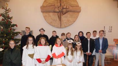 Bild: rgr
Das Krippenspiel in der evangelischen Michaelskirche in Grafenwöhr wurde erstmals von Konfirmanden aufgeführt. Unterstützt wurden sie von einigen Kindern.