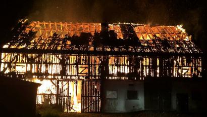 Bild: dob
Feuerwehrleute in Vöslesrieth sind machtlos gegen diese Flammen, denen eine Lagerhalle zum Opfer fällt. Was zu diesem Zeitpunkt keiner ahnt: Den Brand hat ein Floriansjünger gelegt.