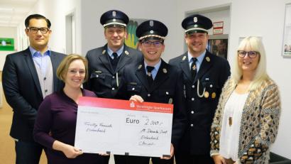 Bild: do
„Christlkindl-Momente“ für die Feuerwehrführung bei der Firma Rogers: Der größte Arbeitgeber der Stadt überreicht an die Brandschützer eine Spende von 2000 Euro für die Nachwuchsarbeit. Unser Bild zeigt bei der Übergabe des symbolischen Spendenchecks (von links) Marketing-Manager Marc Stolpe, Geschäftsführerin Christine Baumstark, stellvertretenden Kommandanten Christian Götz, stellvertretenden Vorsitzenden Korbinian Dunzer, Kommandant Uwe Drechsler und Personalchefin Anette Enders.