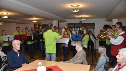 Bild: dob
Am ersten Weihnachtsfeiertag bringen die Musikanten der Roggensteiner Jugendkapelle echte Weihnachtsfreude zu den Senioren ins Walter-Siegert-Caritasheim.