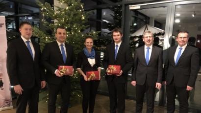 Bild: mez
Vorstand Thomas Keck (links), Vorstandssprecher Joachim Geyer und Vorstand Robert Haubner (von rechts) ehren Florian Bayer, Simone Franke und Matthias Fütterer (Zweiter, Dritte und Vierter von links).