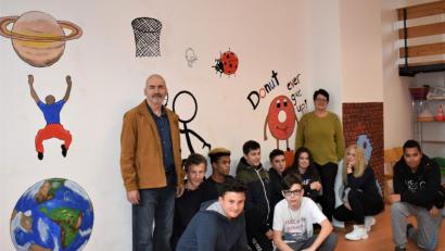 Bild: rgr
Die Wände des Bewegungsraumes in der Grund- und Mittelschule haben Schüler und Schülerinnen der 9. Klasse gestaltet. Mit auf dem Bild sind Johannes Janner (links) und Lehrerin Iris Eckert.