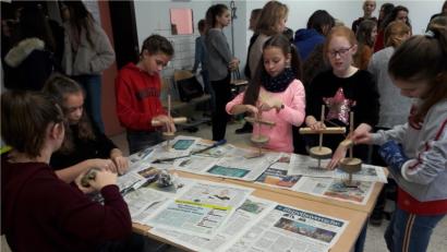 Bild: exb
Schülerinnen der 6. Jahrgangsstufe des Nabburger Gymnasiums bei der Arbeit mit einem gebastelten Pumpenbohrer.