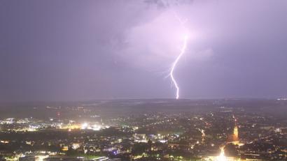 Bild: www.amberg-live.de
Die Webcam auf dem Turm der Mariahilfbergkirche hielt auch das Unwetter am Fronleichnamstag, 31. Mai 2018, fest.