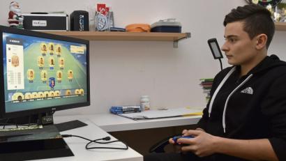 Bild: Alfred Schwarzmeier
Auch der 15-jährige Weidener Max Wittmann ist in den nächsten Tagen öfters an der Playstation anzutreffen. In den Weihnachtsferien hat der Schüler mehr Zeit, mit seinen Freunden zu zocken.