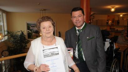 Bild: bey
Luise Helgert freut sich über die Geburtstagswünsche von Bürgermeister Rainer Rewitzer.