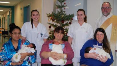 Bild: Verena Uschold, Klinikum St. Marien
Gleich drei Christkinder erblicken an Heiligabend in Amberg das Licht der Welt. Von links: Courtney Renee Dickerson mit Elaina, Regina Jobst mit Lorenz und Audrey May Cervantes mit Joseph Albert. Mit ihnen freuten sich Janet Hofmann, Jennifer Dorn (Station B2) und Klinikseelsorger Peter Bublitz (hintere Reihe, von rechts).