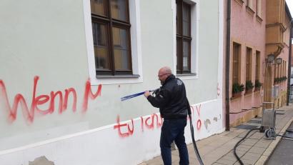 Bild: exb
Jürgen Götz rückt den Buchstaben mit seiner Spezialmaschine zu Leibe.